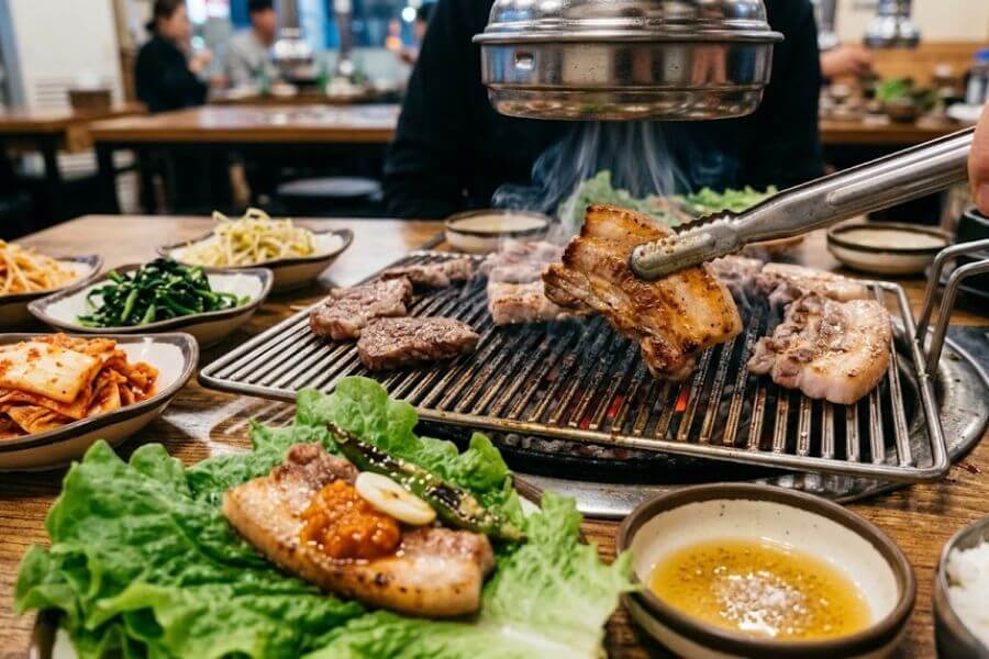 how-to-eat-korean-bbq-restaurant-etiquette